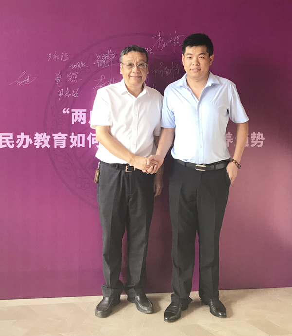广作红木研究院院长尹付林（右）与江门广雅学校校长、教育总监冯如希（左）合影 