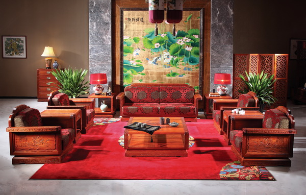 以红色为基调的客厅地毯给人眼前一亮的感觉(国寿红木供图)