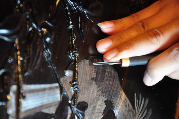 深圳丝翎檀雕是一种民间创新木雕技法，是运用独创的铁笔丝翎技法、结合传统木雕的工艺，将工笔国画经过再创造并以浅浮雕的形式立体呈现在檀木上的高端木雕艺术 .JPG