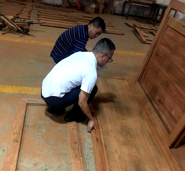 雅仕轩工厂内，客户体验红木家具的制作