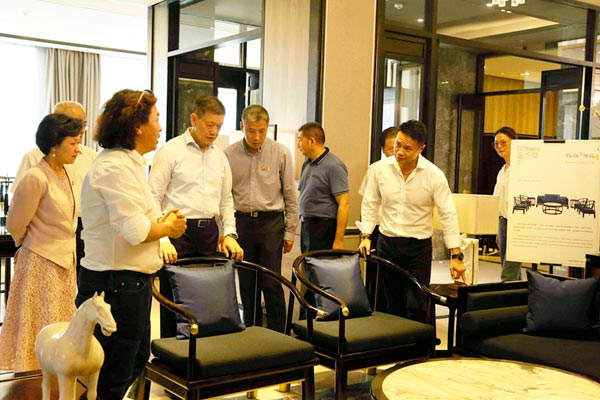 戴为尤品创始人戴爱国（左二）为深圳市政协党组书记、主席戴北方（中）领导一行介绍《蓝山客厅系列》