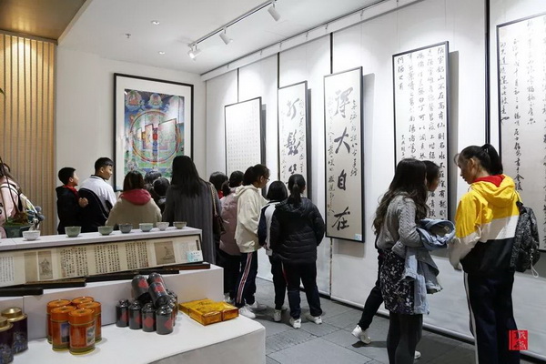 从东方花道艺术作品展示和插花体验到藏茶藏香养生体验、文创工艺品展览等，吸引了众多红木家具爱好者.jpg