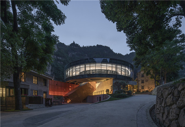 新建大堂插入老建筑和环境中 New-built lobby embedded into environment and old buildings.jpg