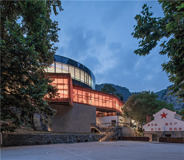 从中餐厅入口位置看大堂和展厅 Lobby and circular exhibition hall viewed from entrance of Chinese restaurant.jpg