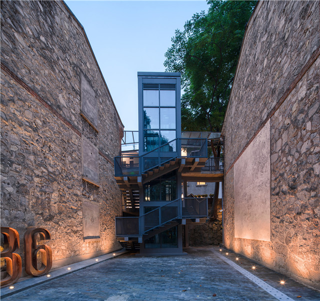 完整保留原有山墙，中间增加新的交通The historic exterior walls of the original building well-preserved with new traffic construction added.jpg