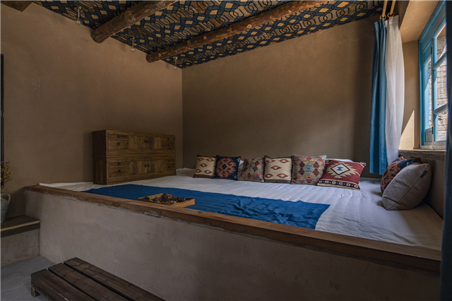 04延用北方的炕作为民宿的床 Traditional heatable sleeping platform in North China used as bed for homestay.jpg