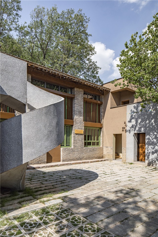 18水刷石、青砖、土坯墙形成不同质感的外立面 Granitic plaster, green brick, adobe wall forming facade of different textures.jpg