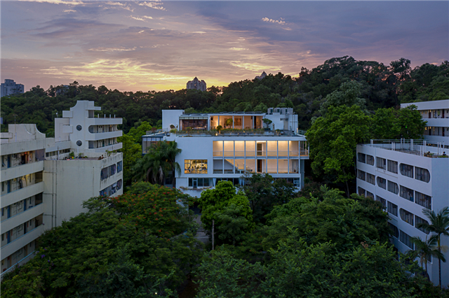 18 晚霞中的建筑东立面与燕晗山 ©张超.jpg