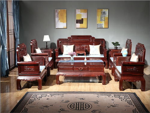 谈起红木家具，在大多数消费者眼中就是一个“贵”字。不过，记者走访福建仙游红木家具市场发现，尽管数十万元以上的红木家具仍然是各家打品牌的重头产品