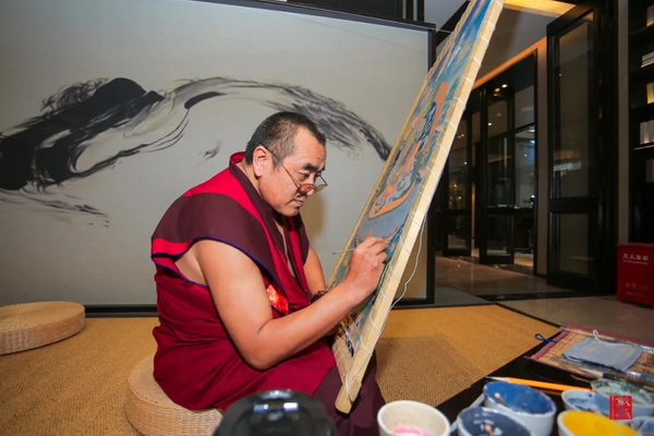 活动现场邀请了唐卡画师手绘唐卡，以此献礼特区建立40周年