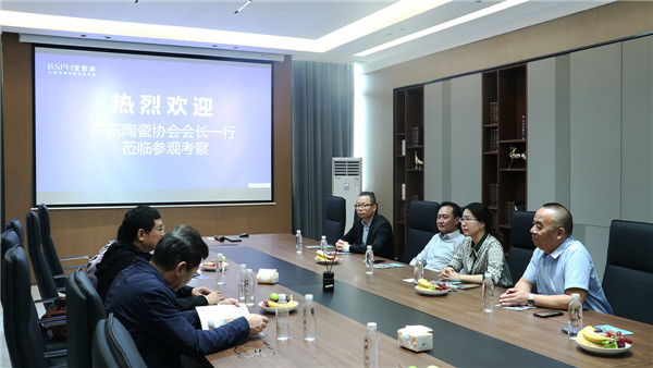 继3月3日中国建筑装饰协会家居分会会长王岳飞领导一行莅临考察后，又一位业界重量级嘉宾到宝思派智能家居考察。