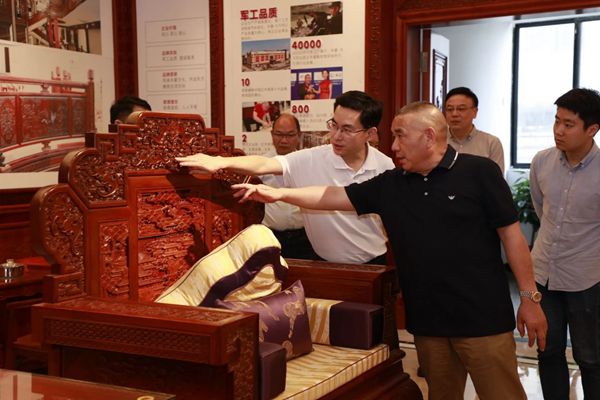 在华厦·大不同董事长陈田华的带领下，与会贵宾参观华厦·大不同展厅.jpg