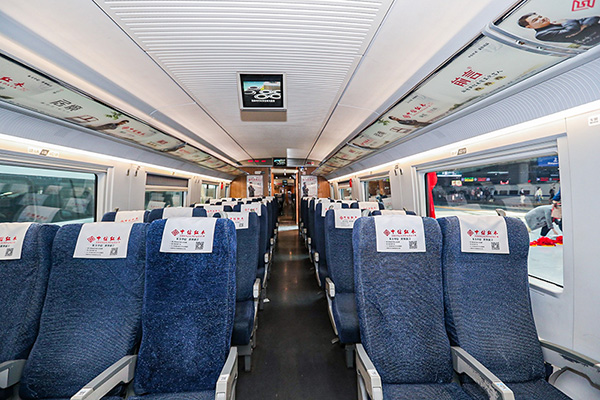 列车上的小桌板、头片、行李架、车厢广告等都融入了中信红木的品牌形象
