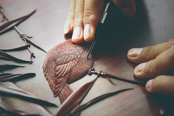 每件丝翎檀雕作品的产生，都要经历数十道工序的精雕细琢.jpg