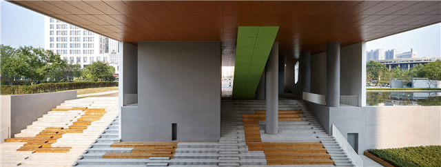 中环艺术馆-08-下沉庭院及台阶式大型看台，绿色楔形体块为入口大楼梯.jpg