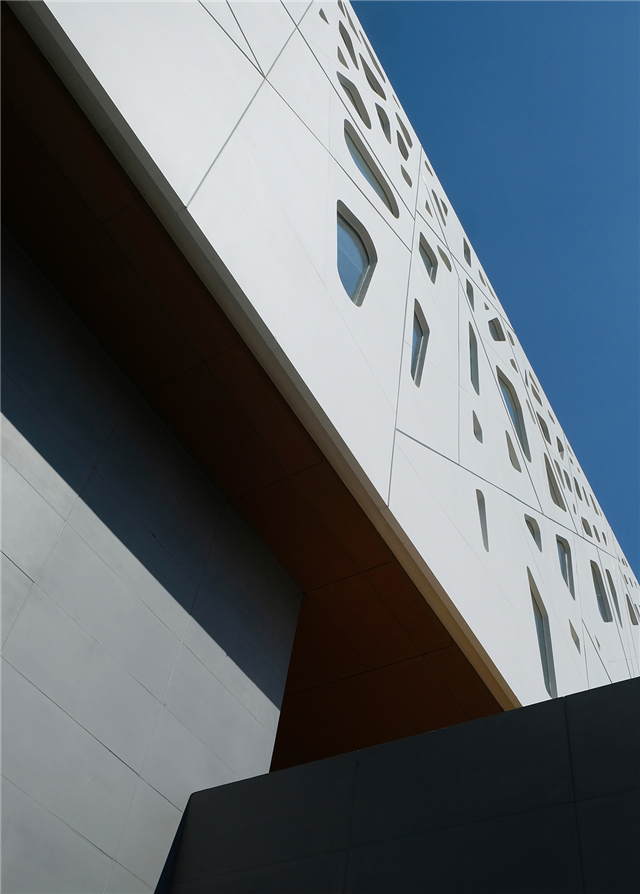 中环艺术馆-18-建筑的外皮颜色取自徽州民居的黑白素色 .JPG