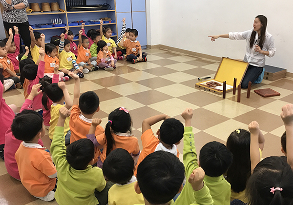 蔡思明女士去幼稚园教孩子们亲自动手制作木质小板凳