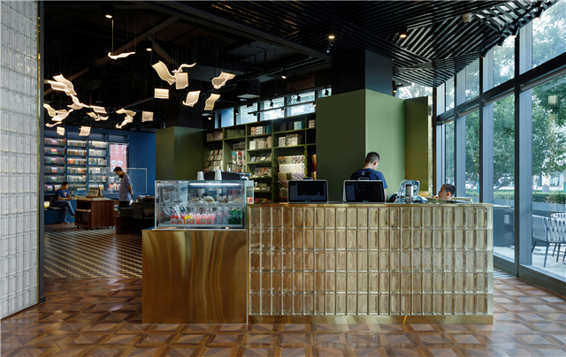 2.3玻璃砖吧台（摄影：方立明）coffee counter made by glass bricks(photo by Fang Liming).jpg