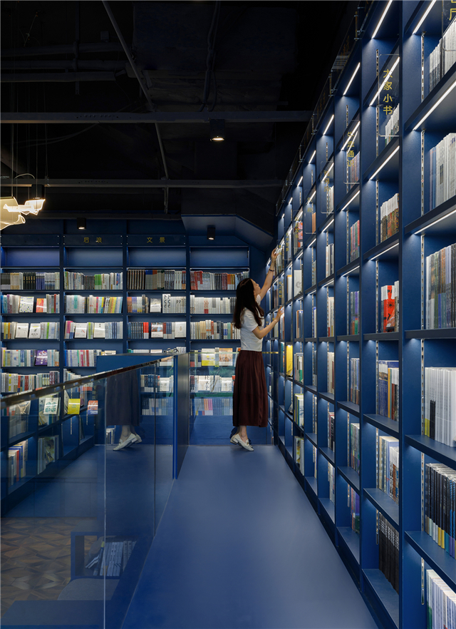 3.4地台的设计方便取阅高处的书籍（摄影：方立明）the design of the platform is convenient for reaching books from higher places (photo by Fang Liming).jpg