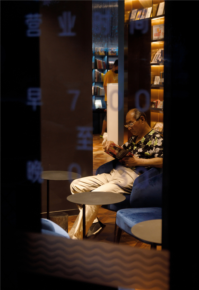 1.8阅读的老人（摄影：方立明）an old man is reading(photo by Fang Liming).jpg