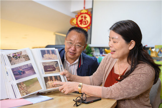 3潘行业的妻子余菊凤拿出几本珍藏的相册，给我们讲诉着一张张老照片背后的故事。.jpg