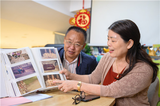 3潘行業(yè)的妻子余菊鳳拿出幾本珍藏的相冊(cè)，給我們講訴著一張張老照片背后的故事。.jpg