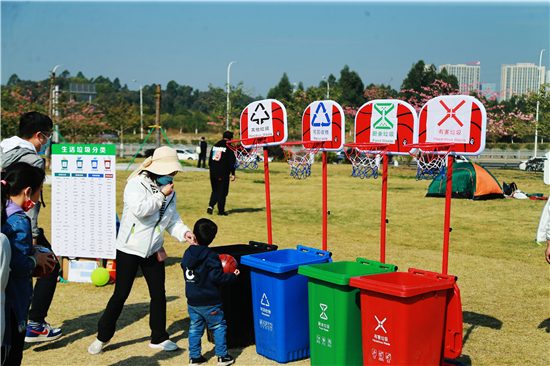 图4：生活垃圾分类活动区孩子们积极参与活动.jpg