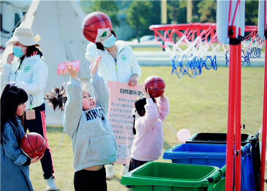 图5：生活垃圾分类活动区孩子们积极参与活动.jpg