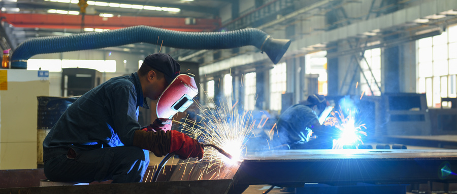 摄图网_501632551_wx_重工车间里在进行焊接的工人们（企业商用）.jpg